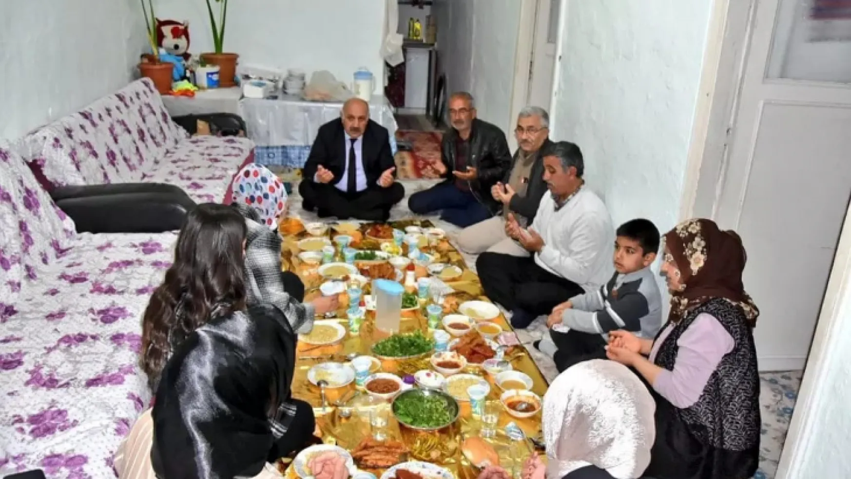 Doğanşehir Belediye Başkanı Durali Zelyurt iftarda vatandaşların evinde