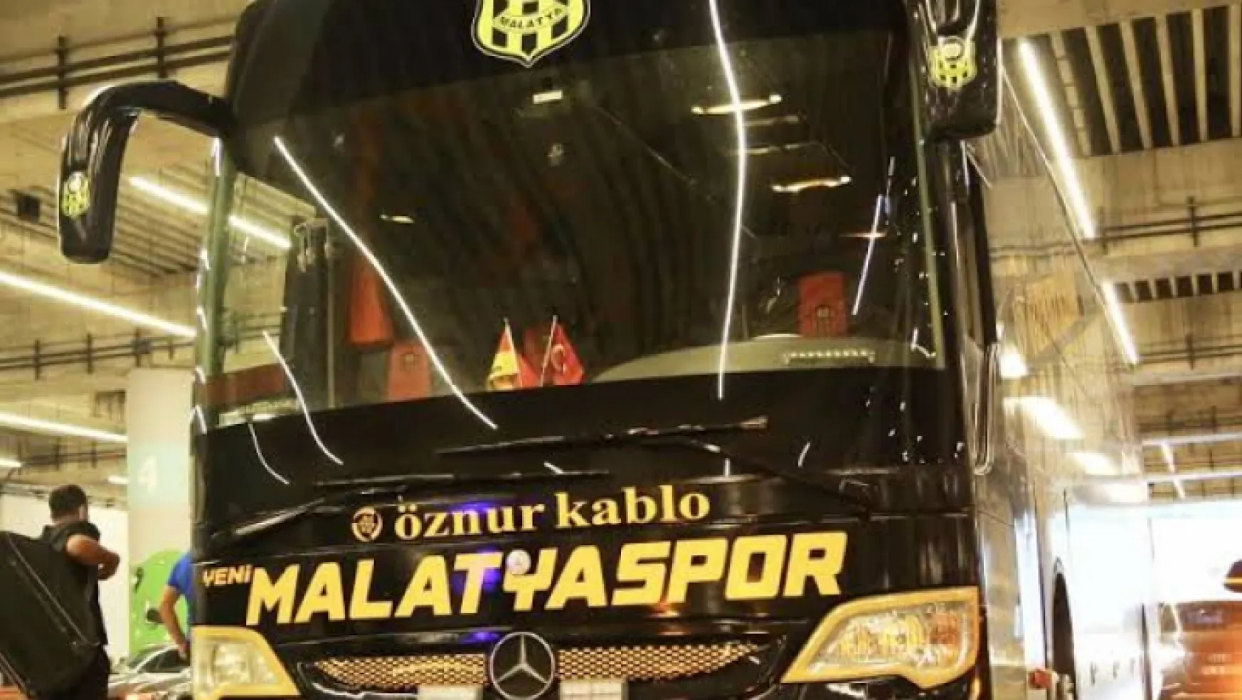El konulan Yeni Malatyaspor Otobüsüne Başkan Gürkan Hamlesi..
