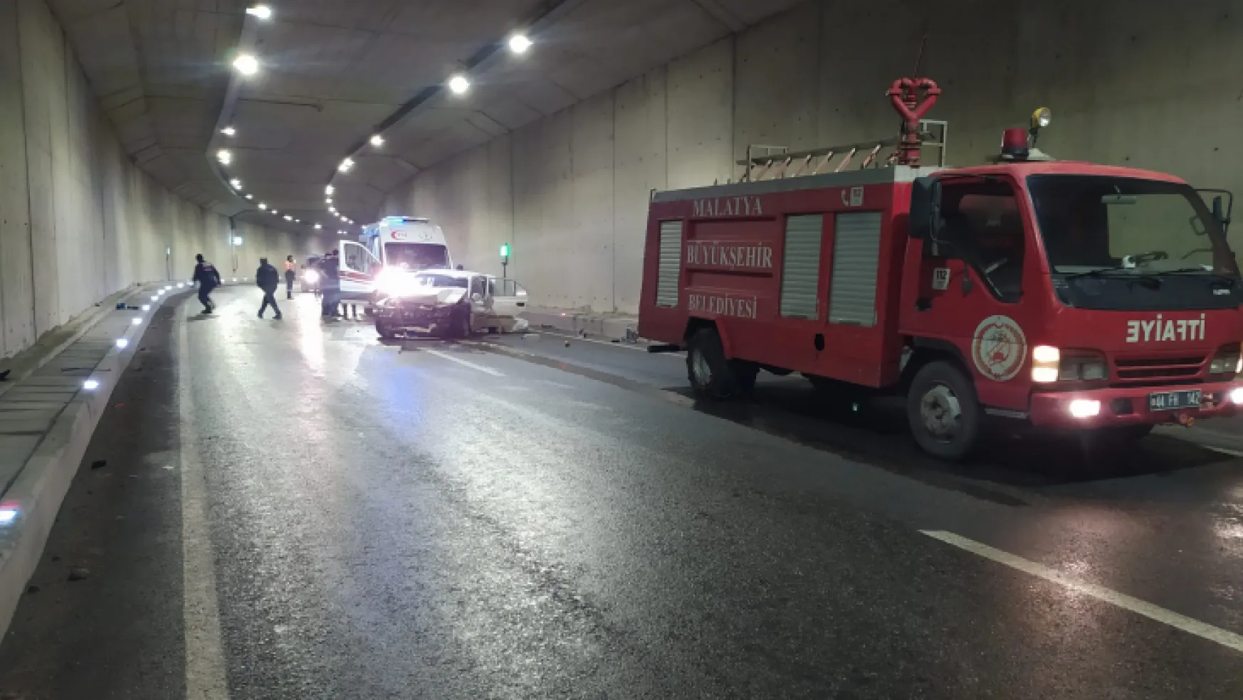 Erkenek Tunelinde Trafik Kazası 2 Yaralı