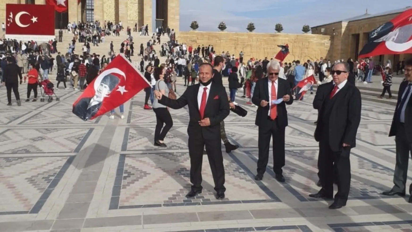 EYT'lilerin Umut Partisi Cumhuriyet Bayramını Anıtkabirde Kutladı.