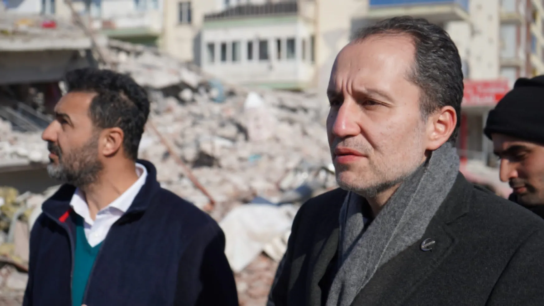 Fatih Erbakan, Malatya'da yıkılan Hayat Sitesi önünde basın açıklaması düzenledi.