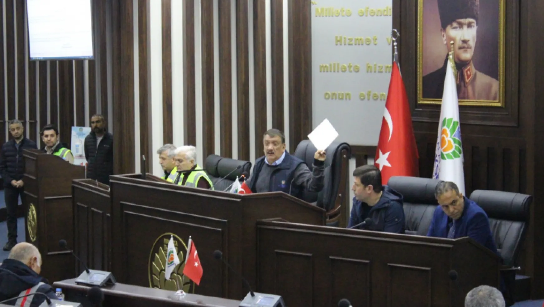 Gürkan, Büyükşehir Meclisinde yaptığı konuşmada esti, gürledi