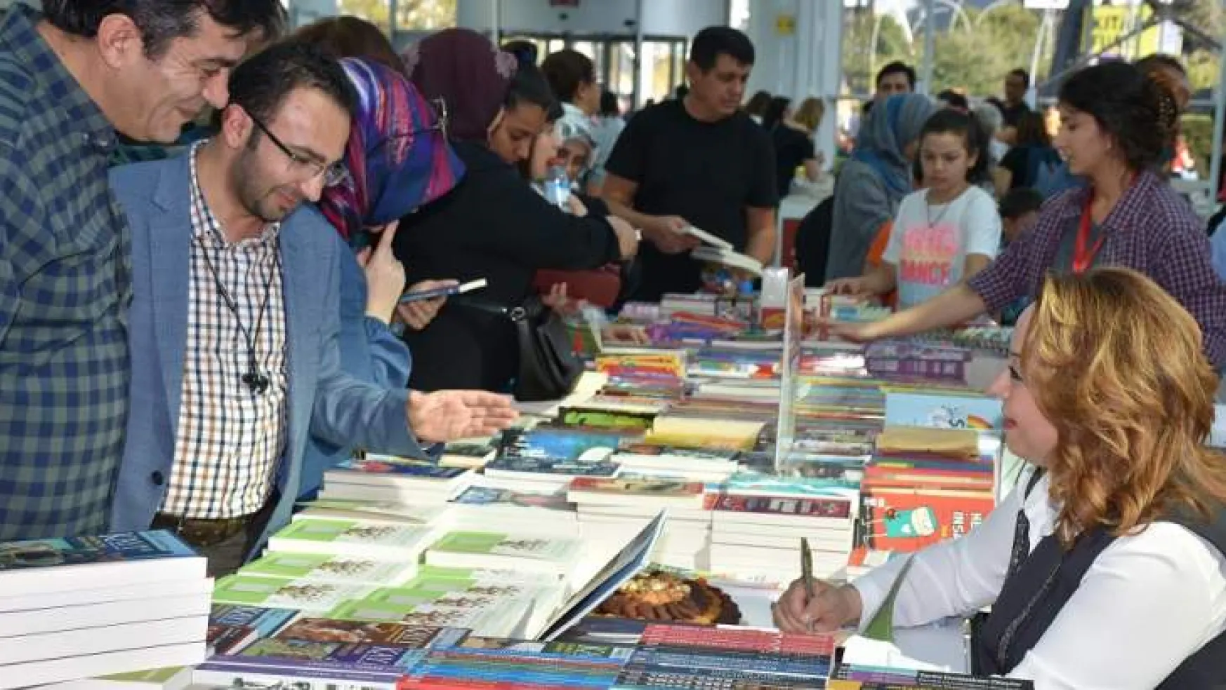 Rektör Karabulut, Ankara Kitap Fuarında İmza Gününe katıldı