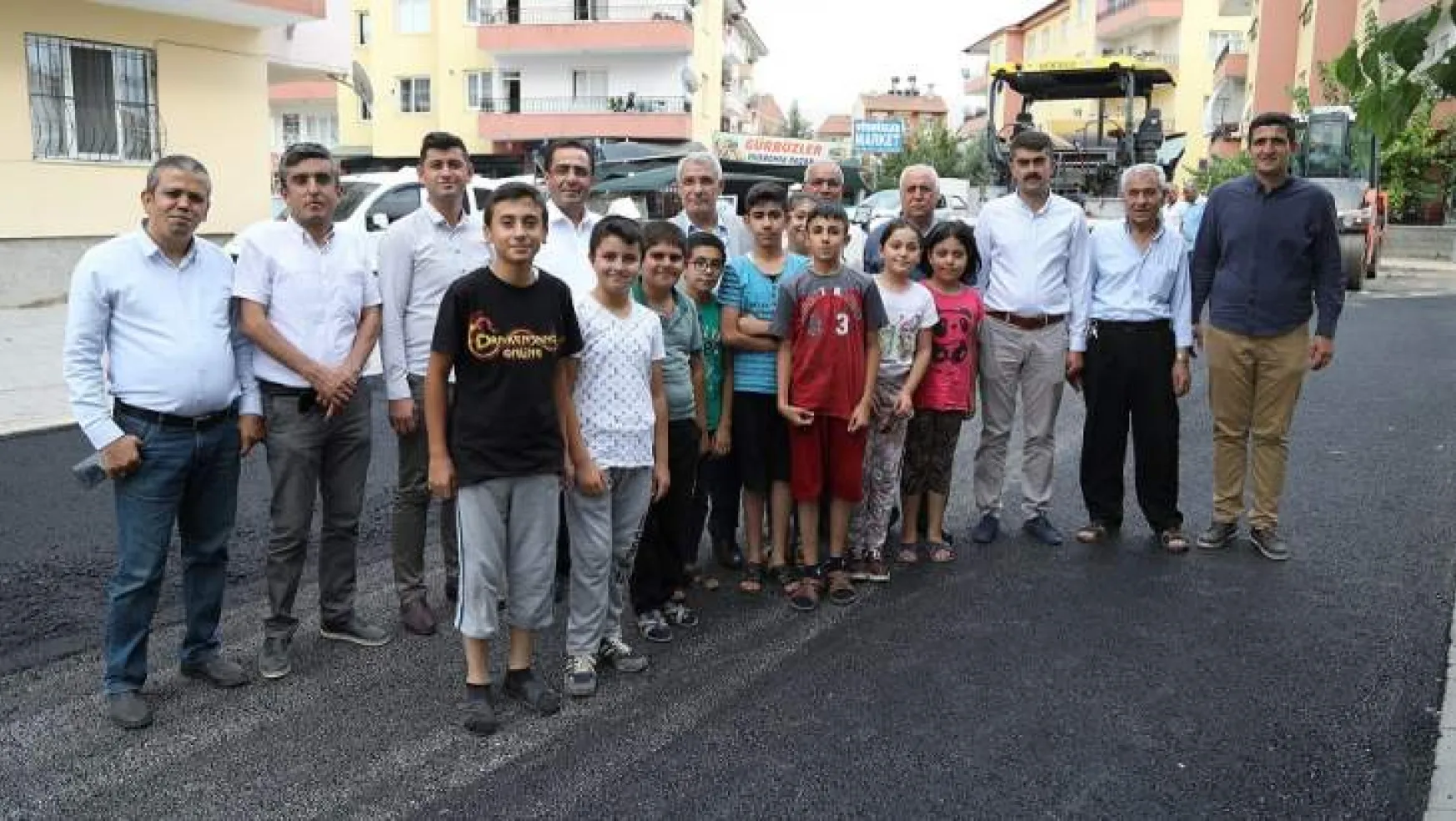 Başkan Güder, İskender Mahallesi'nde Yapılan Sıcak Asfalt Çalışmalarını Yerinde İnceledi