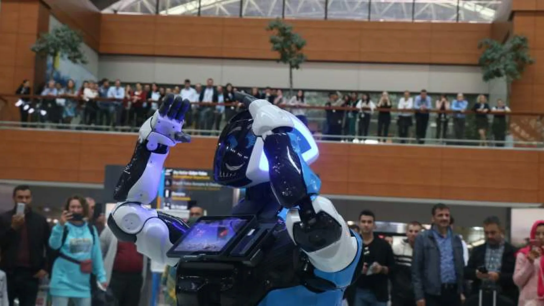 Sabiha Gökçen Havalimanı'nda danışma hizmeti verecek robot göreve başladı