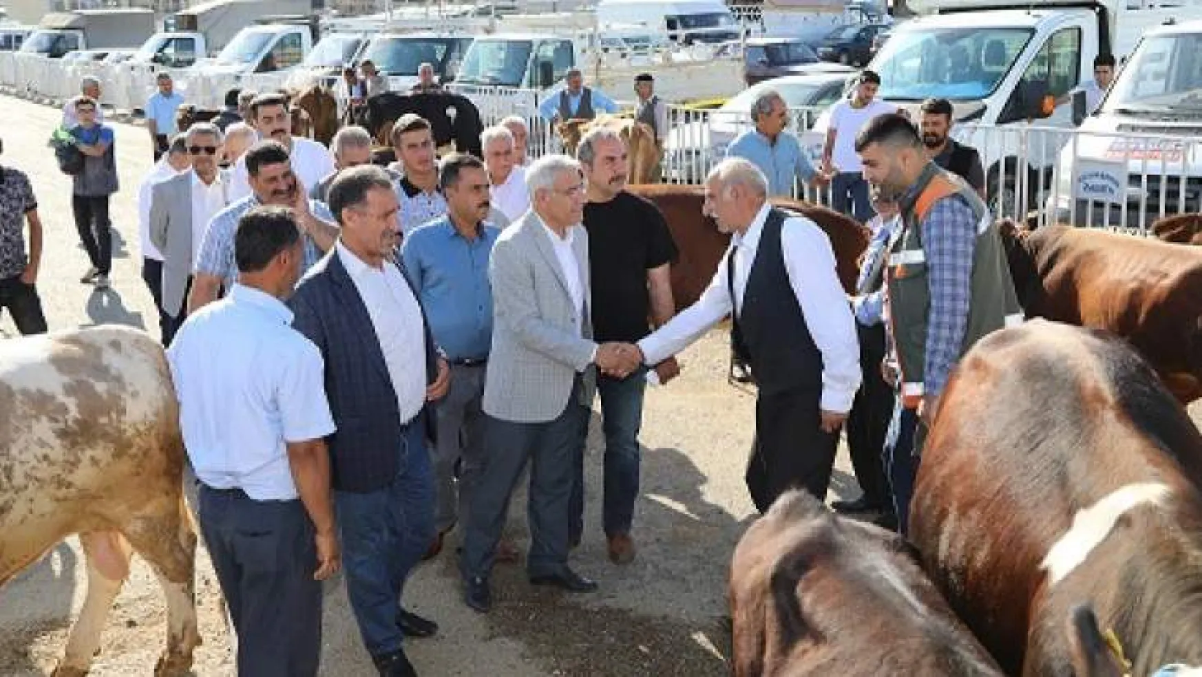 Başkan Güder, Canlı Hayvan Pazarı'nda Vatandaşlarla Bir Araya Geldi