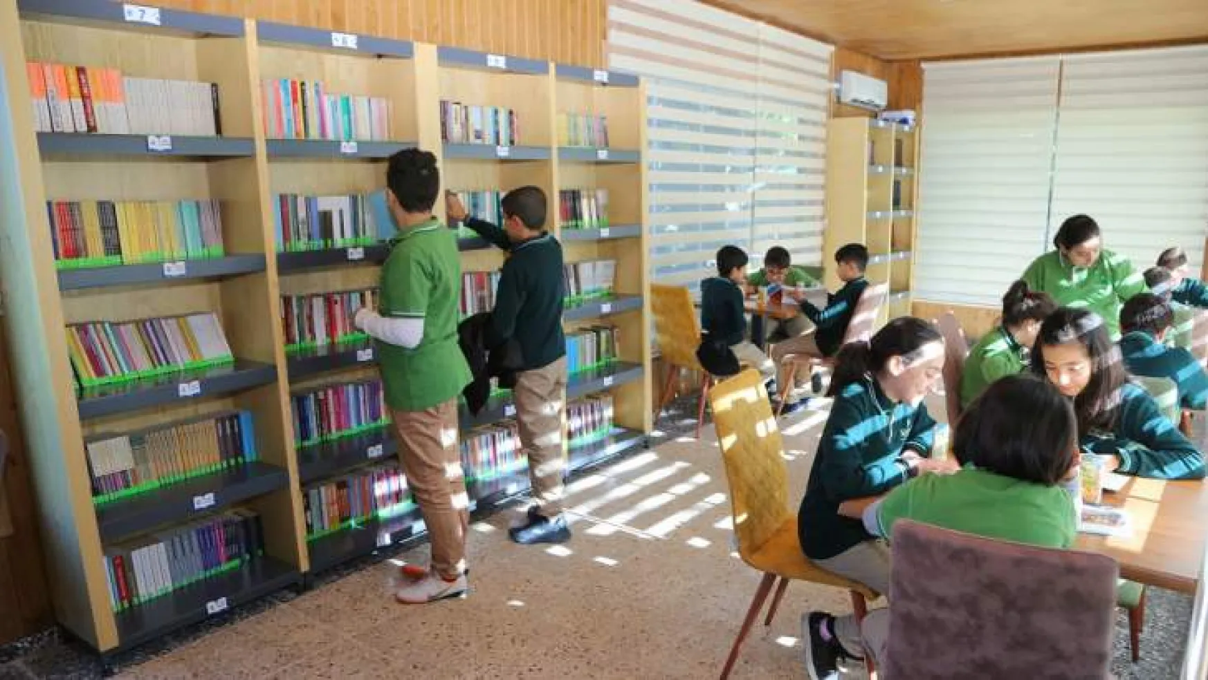 Millet Kıraathanesi Bünyesinde Oluşturulan Kütüphane Yoğun İlgi Görüyor