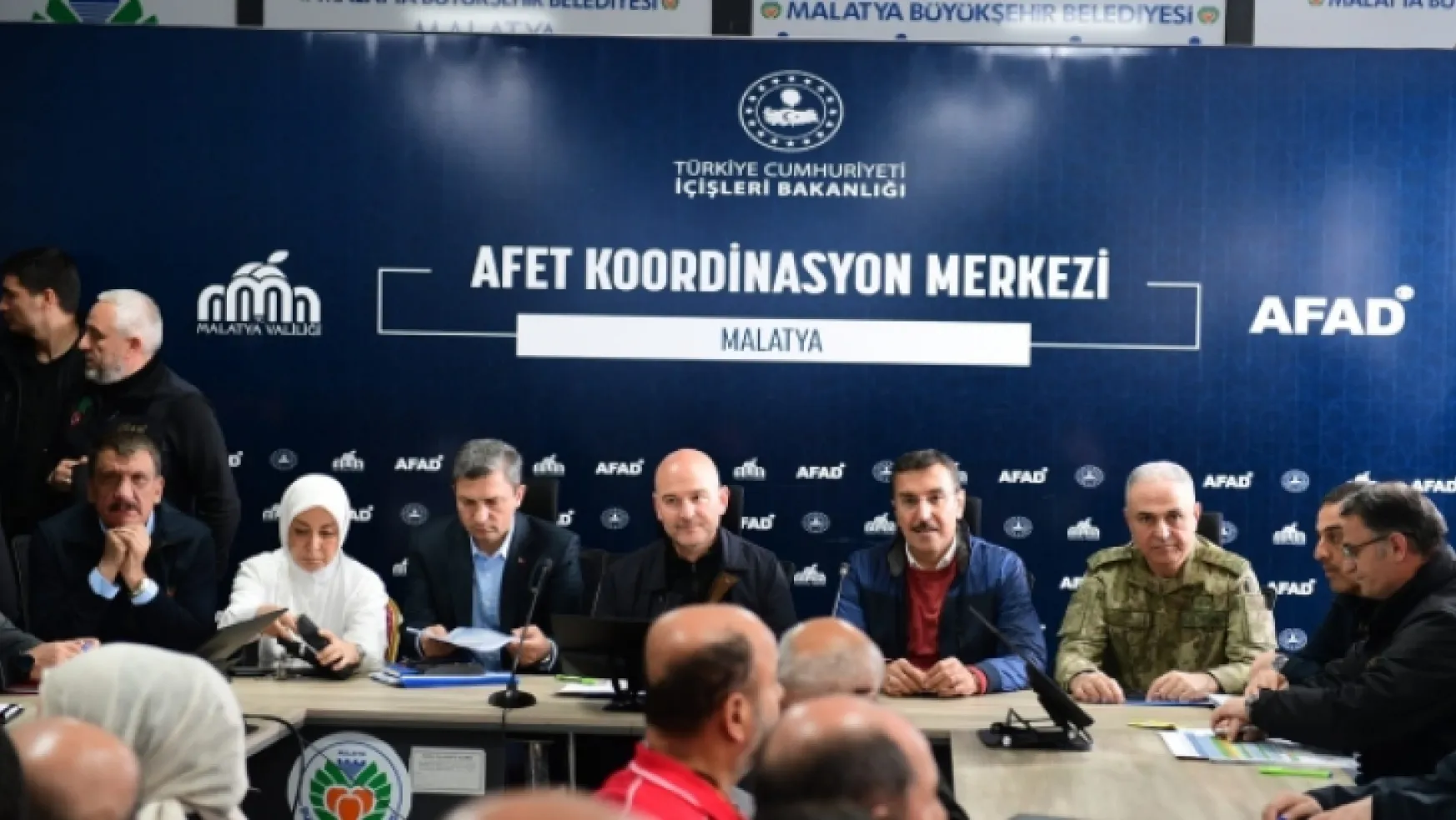 İçişleri Bakanı Süleyman Soylu, Malatya Afet Koordinasyon Merkezi'nde değerlendirme toplantısına katıldı.