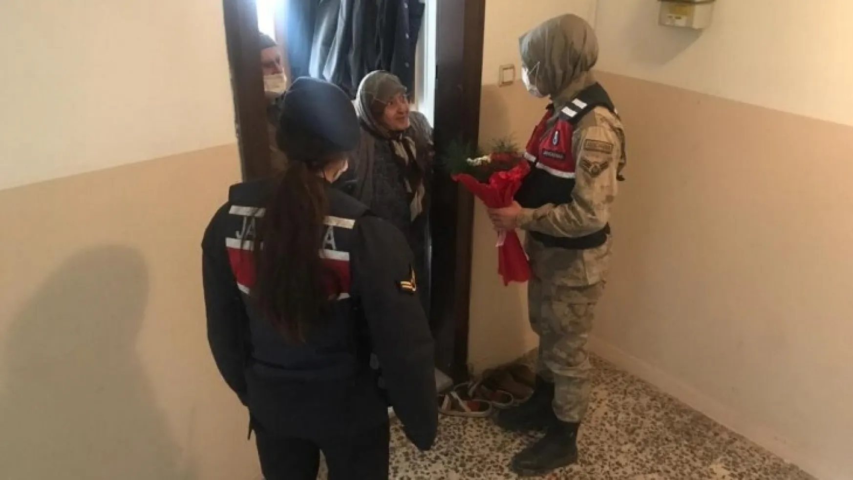 Jandarma'dan Kadın Gününde şehit ailelerine ziyaret