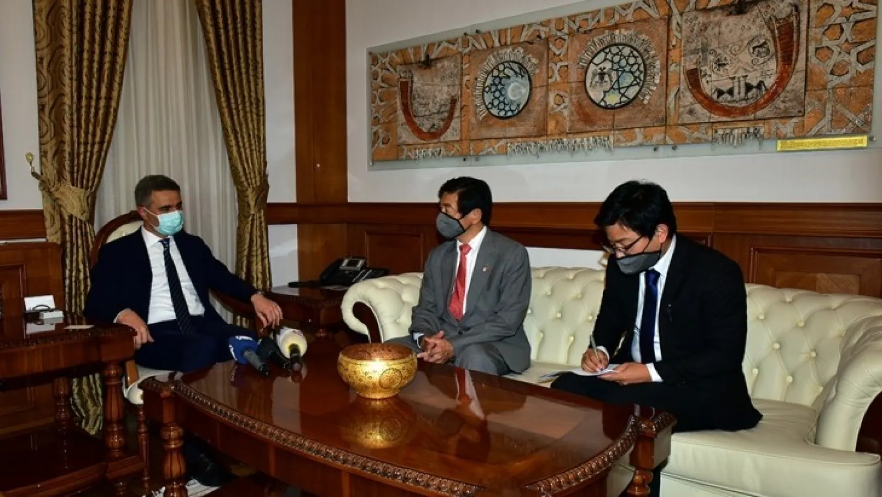 Japonya Ankara Büyükelçisi Akio Miyajima Vali Baruş'u Ziyaret Etti