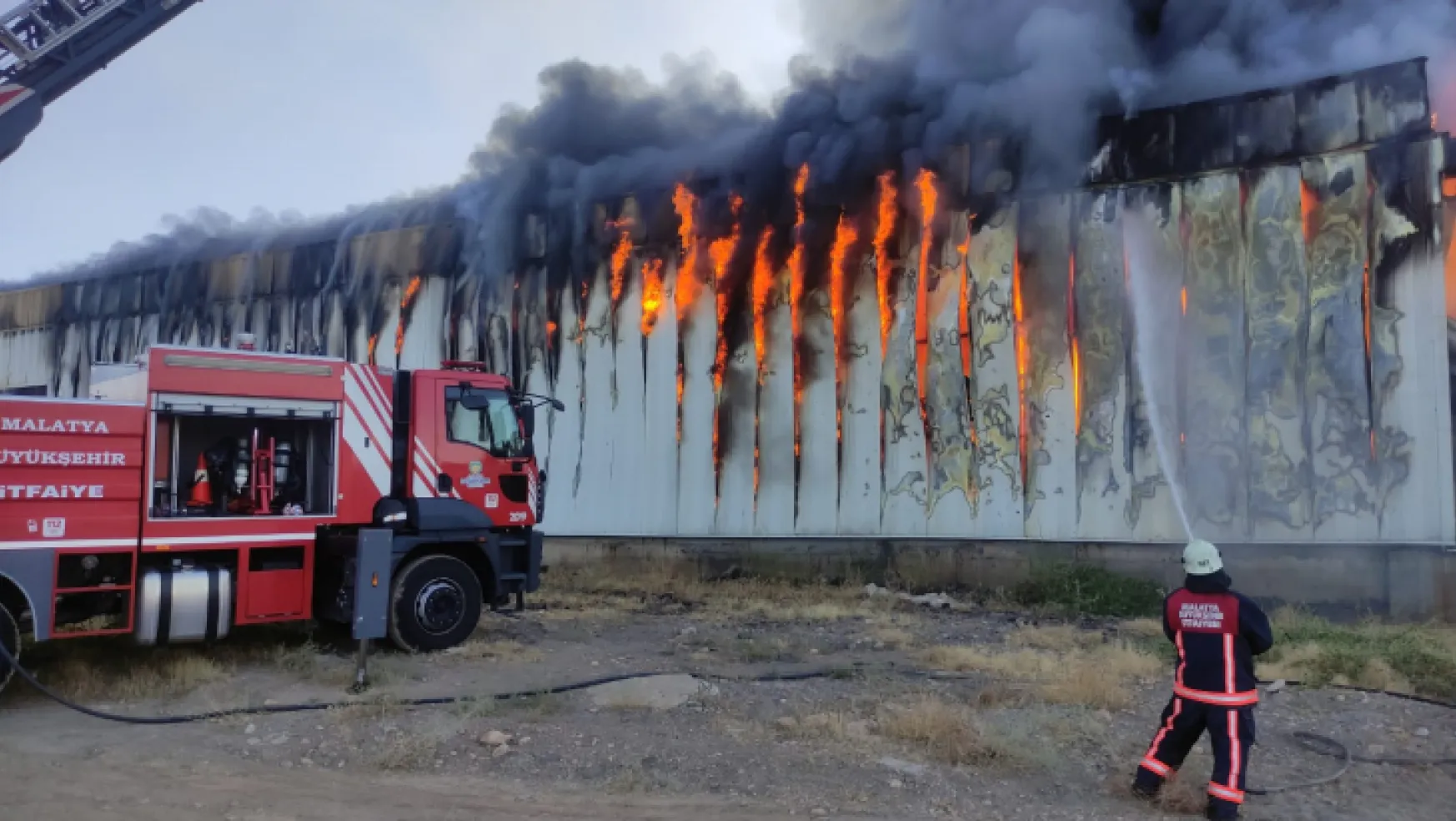 Malatya 2. Organize Sanayi Bölgesin de depo tamamen yandı