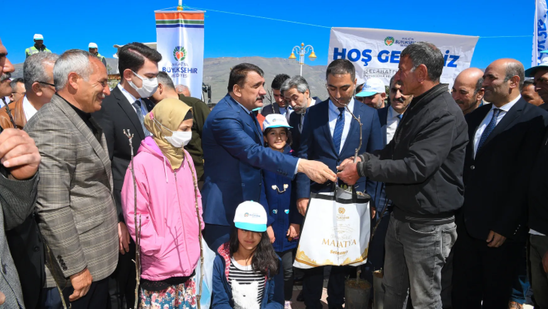 Malatya Büyükşehir Belediyesi Doğanyol'da Fidan Dağıtımı Yaptı