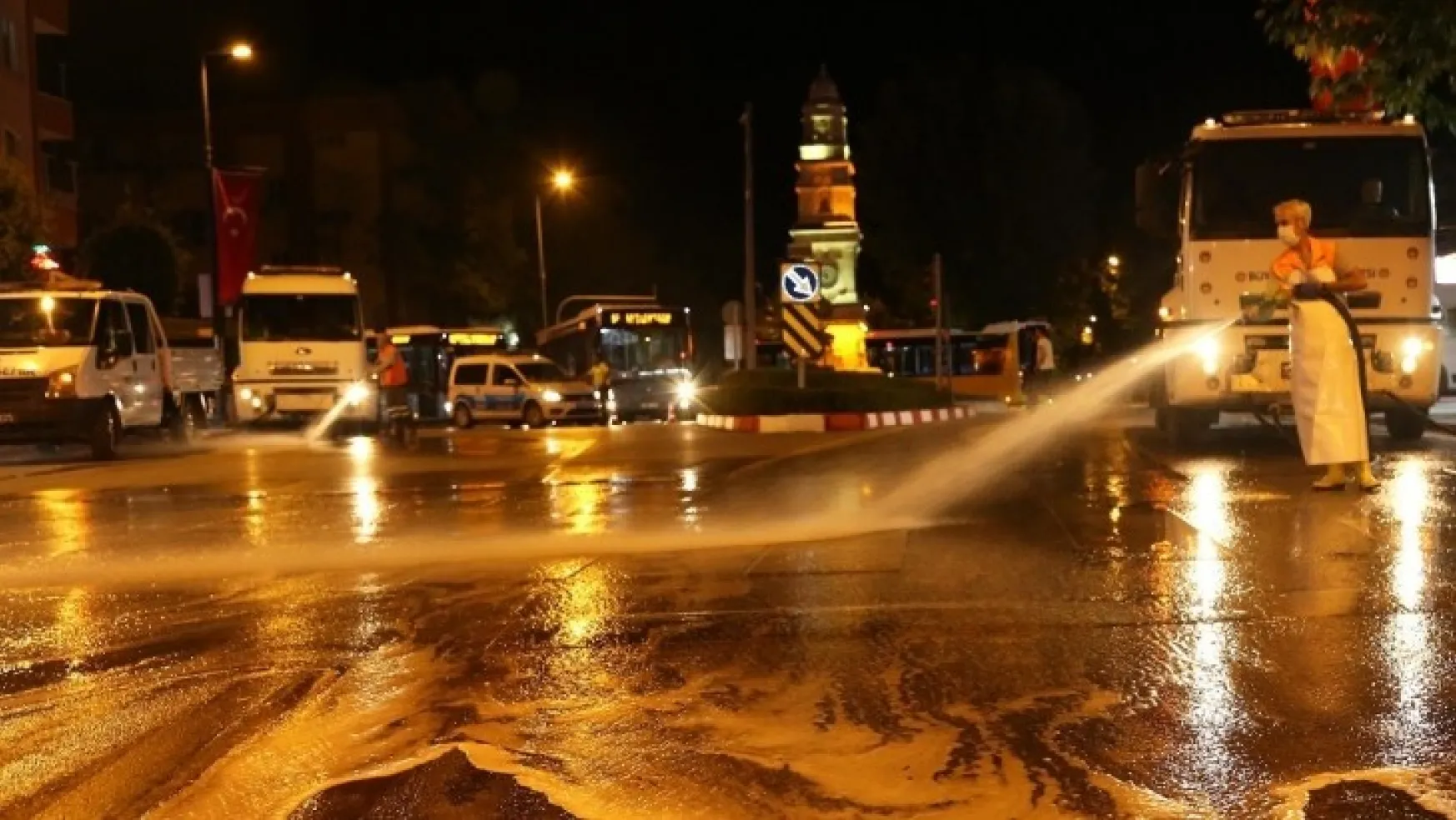 Malatya'nın Caddeleri Dezenfektanla Yıkanıyor