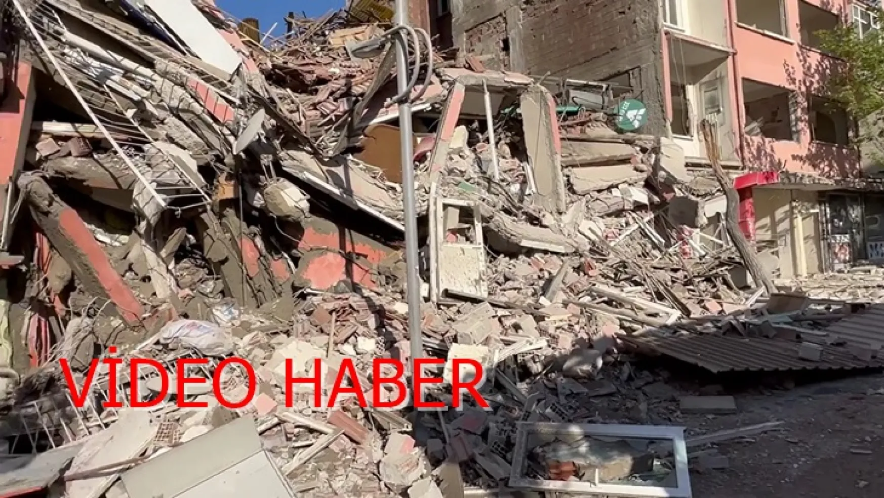 Malatya Sıtmapınarı Zapcıoğlu caddesinde ağır hasarlı bina çöktü..