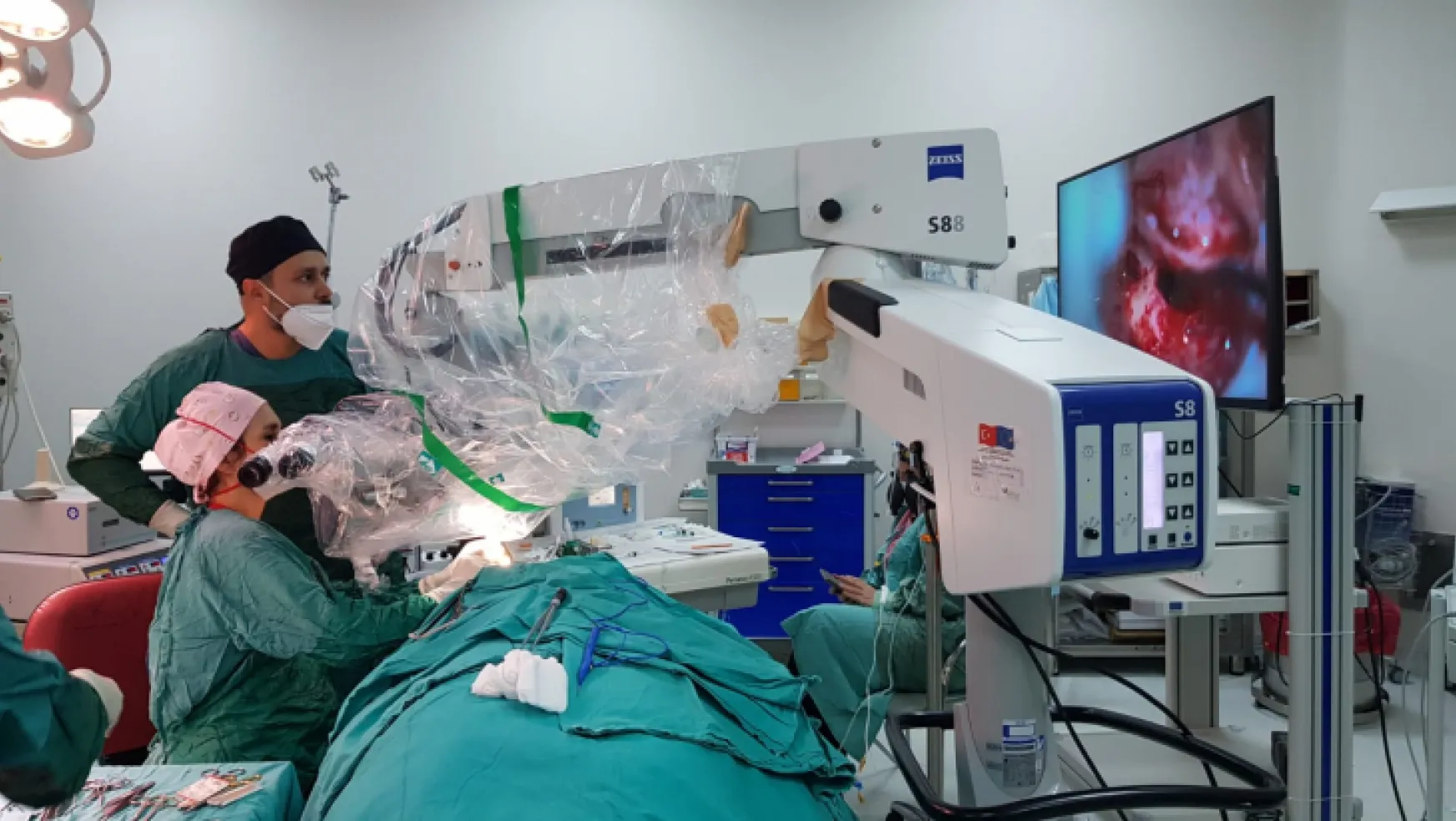 MTÜ'den Koklear implantasyon Operasyonu
