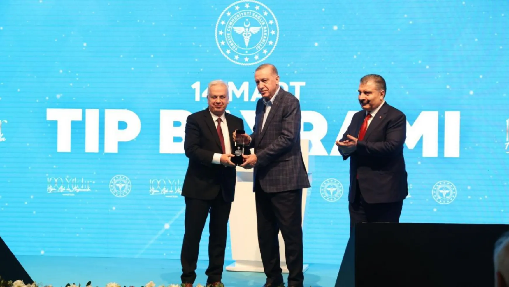 Prof. Dr. Sezai Yılmaz, İbn-i Sina Hizmet Ödülü'nü Cumhurbaşkanı Erdoğan'ın Elinden Aldı