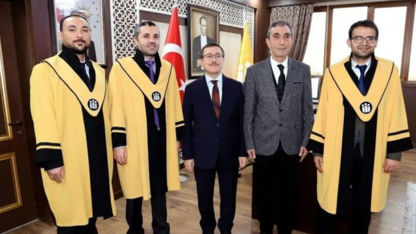 Rektör Kızılay Gazetecilik Bölümü Öğretim Üyelerine Cübbelerini Giydirdi