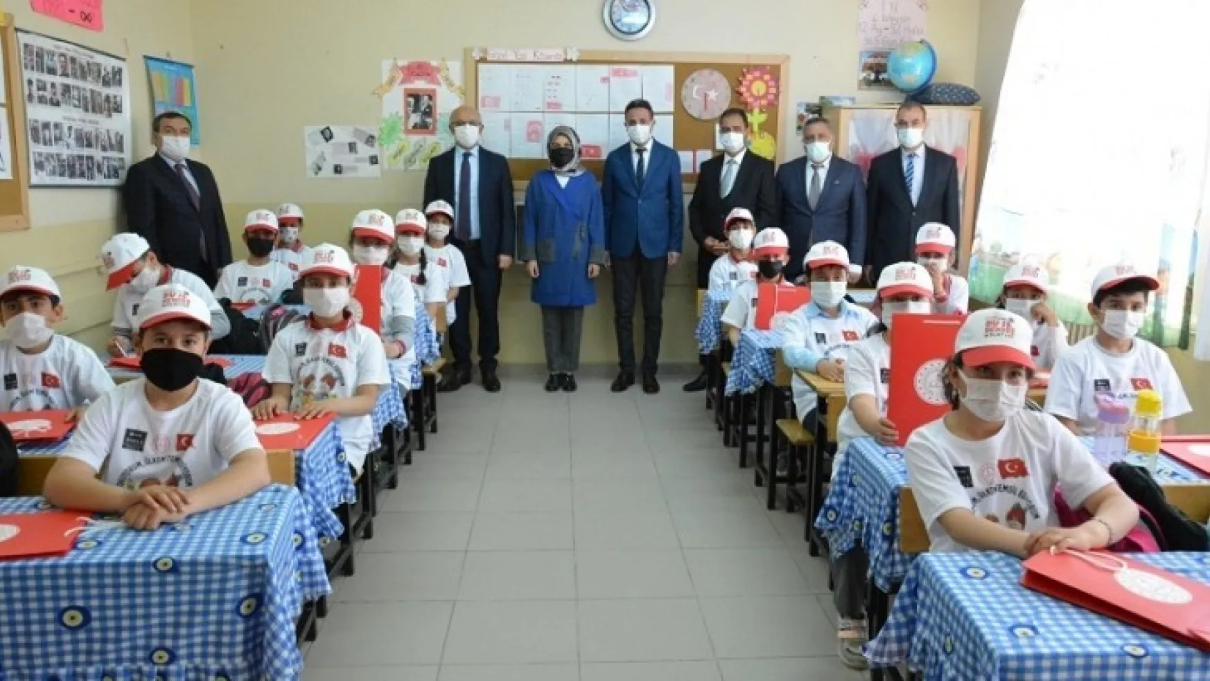 Türkiye'yi temsil edecek olan okulları ziyaret etti.