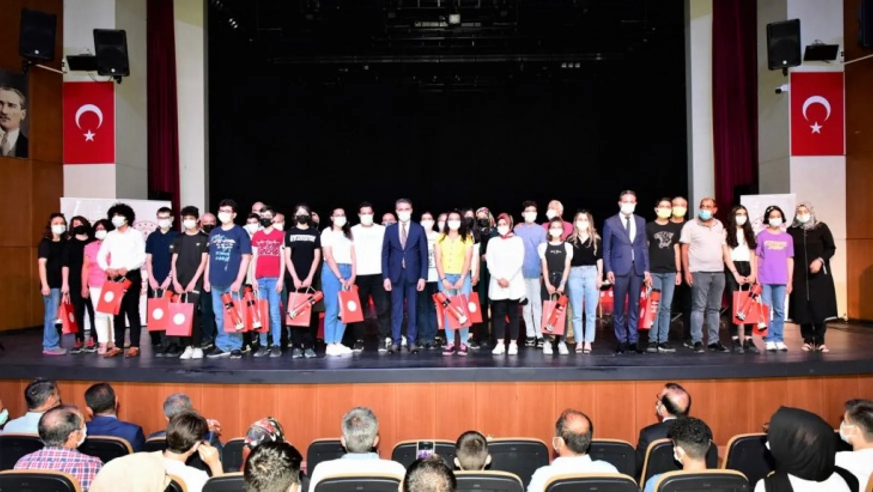 Vali Baruş, LGS'de İlk 100'e Giren Öğrencileri Ödüllendirdi