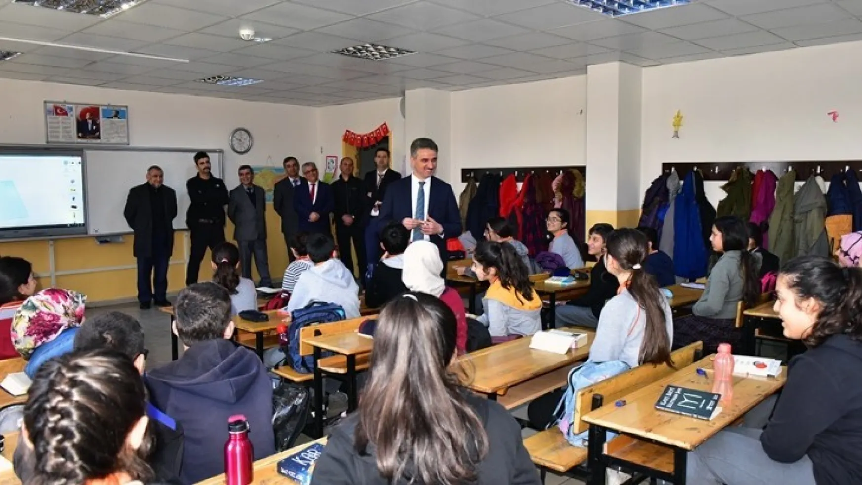 Vali Baruş Necatibey Ortaokulu ve Kubilay Anadolu İmam Hatip Lisesini Ziyaret Etti
