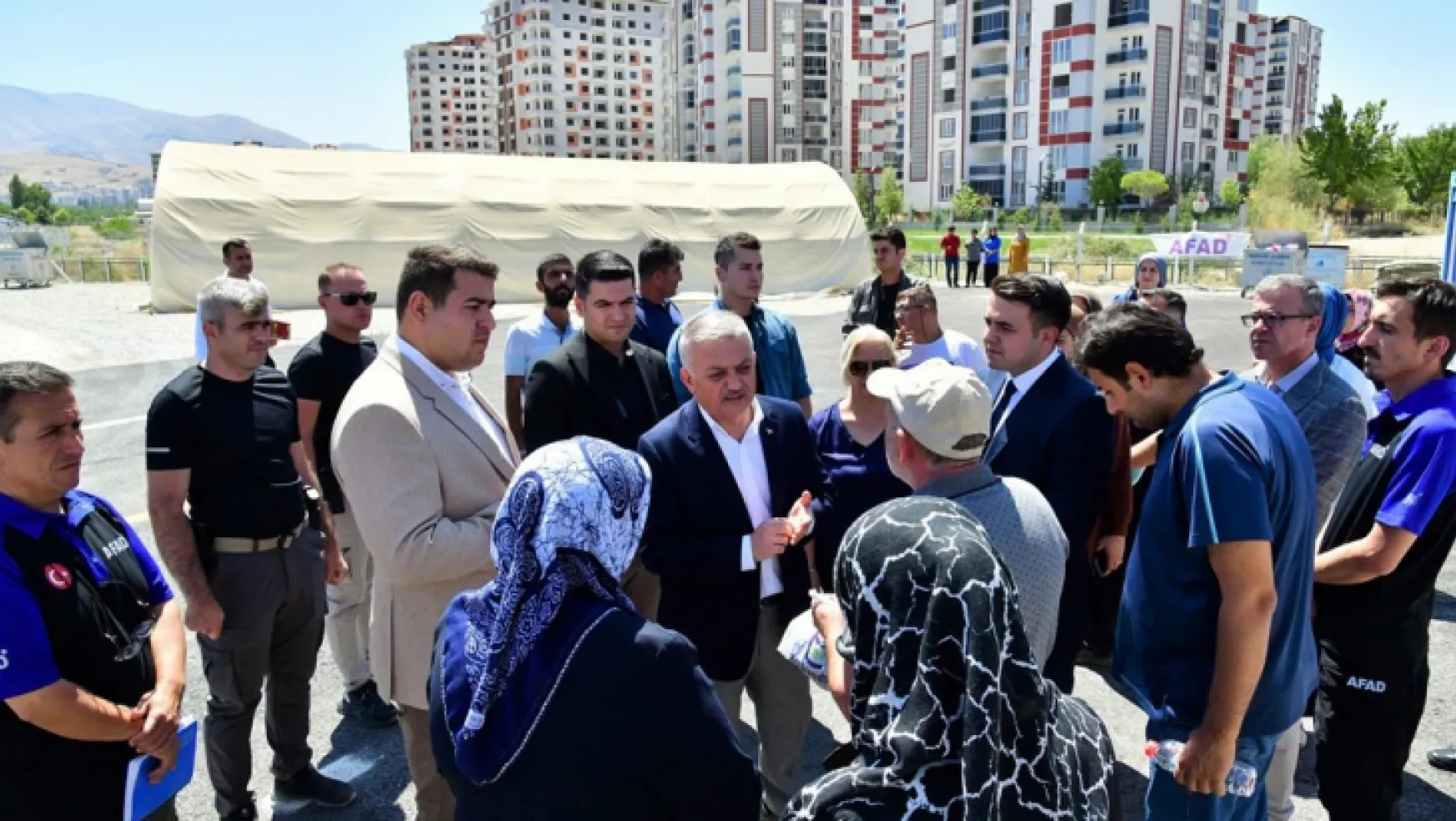 Vali Ersin Yazıcı Samanköy  ve Rönesans Konteyner Kent Yaşam Alanlarını ziyaret etti.