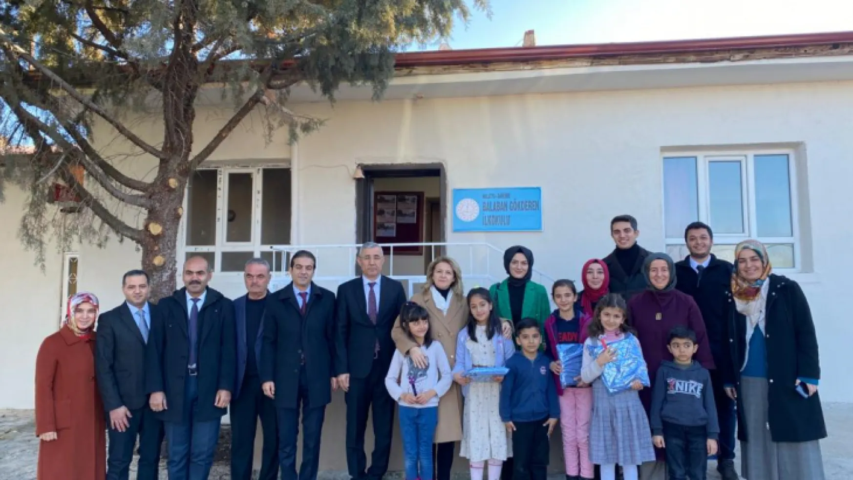 Vali Hulusi Şahin'in Eşi Malatya Gönül Elçileri Temsilcisi Ebru Şahin Köy Okullarını Ziyaret etti.
