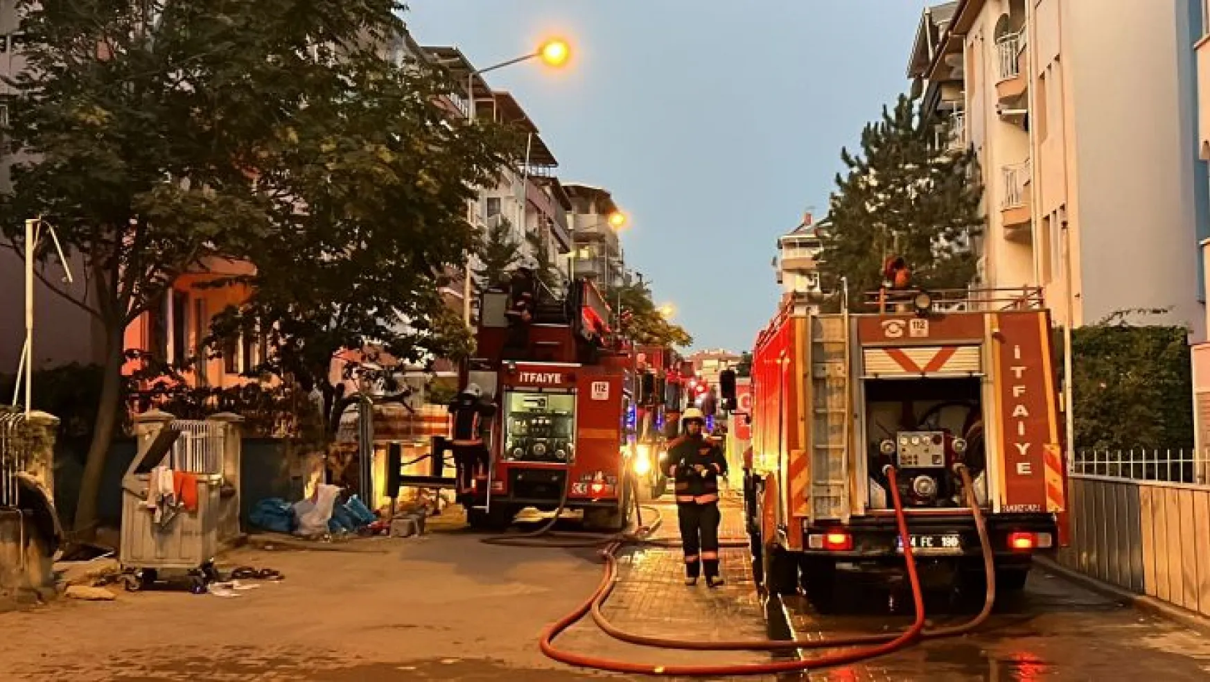 Yangına müdahale eden bir itfaiye eri dumandan etkilendi.
