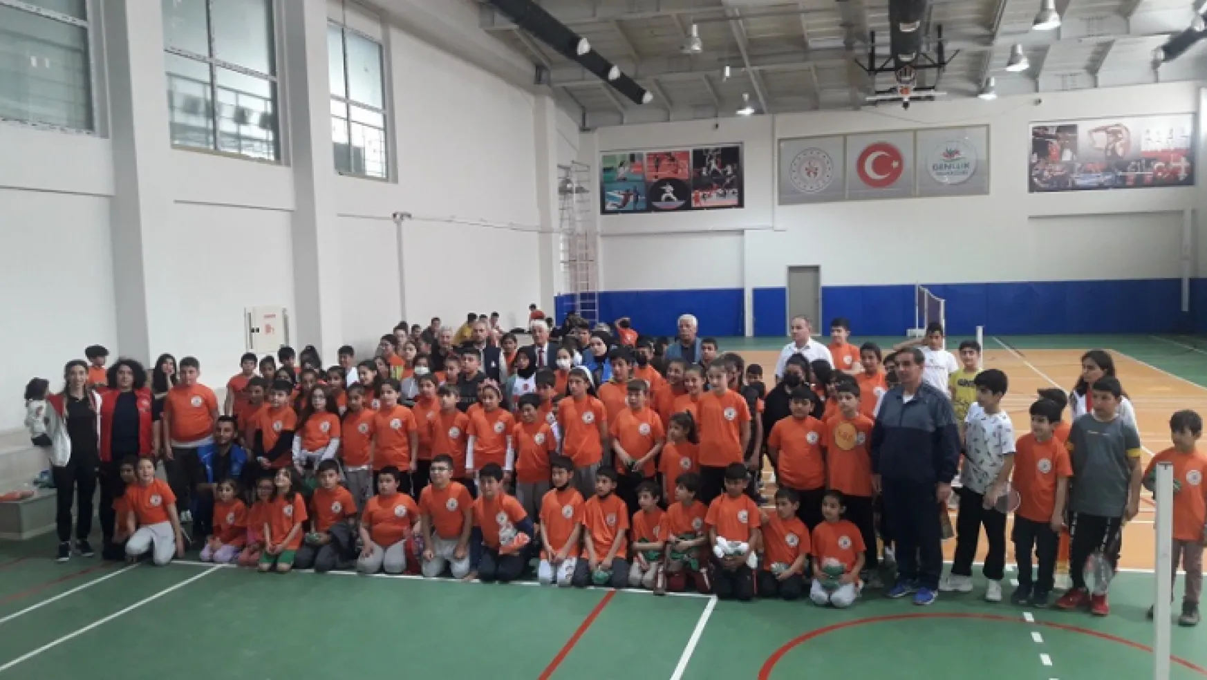 Yeşilyurt Belediyesi, Badminton Kursuna Katılan 300 Sporcuya Malzeme Desteğinde Bulundu