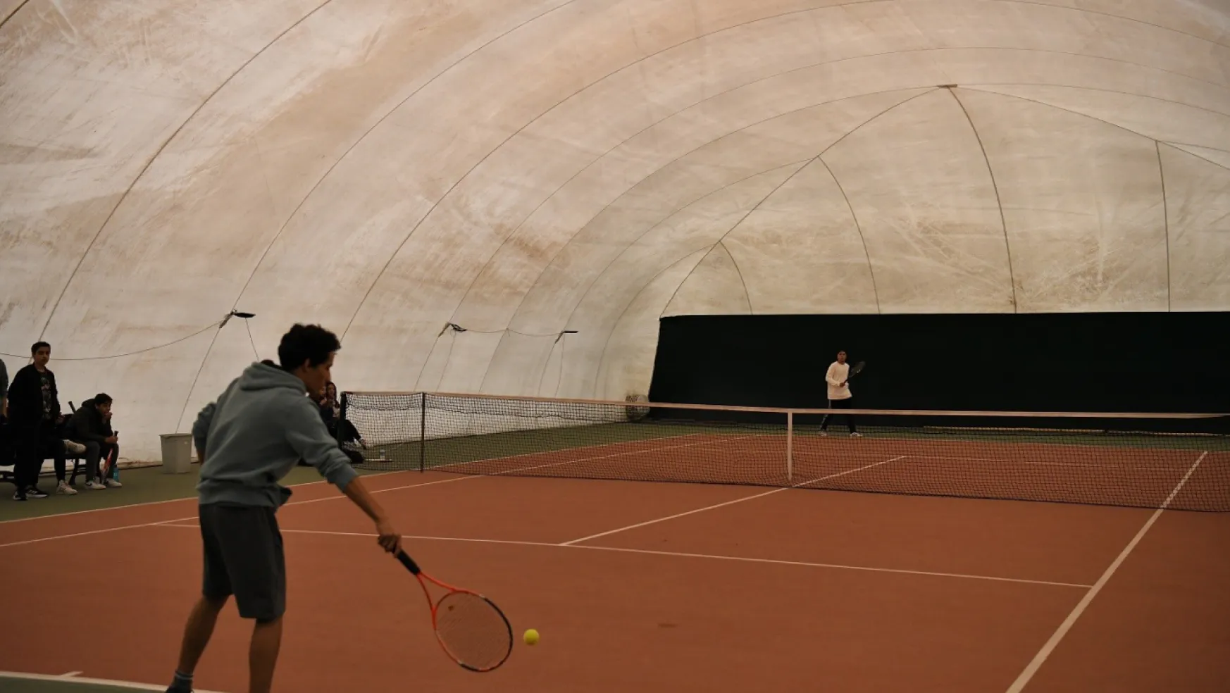Yeşilyurt Belediyesi Balon Tenis Kortu'nda Okullar Arası İl Şampiyonası Heyecanı Yaşanıyor
