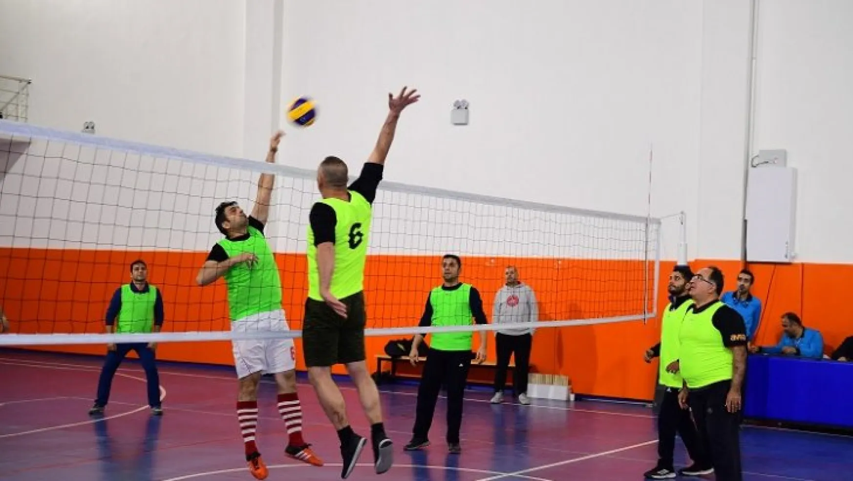 Yeşilyurt Belediyesi 'Birimler Arası Voleybol Turnuvası' Çekişmeli Maçlara Sahne Oluyor