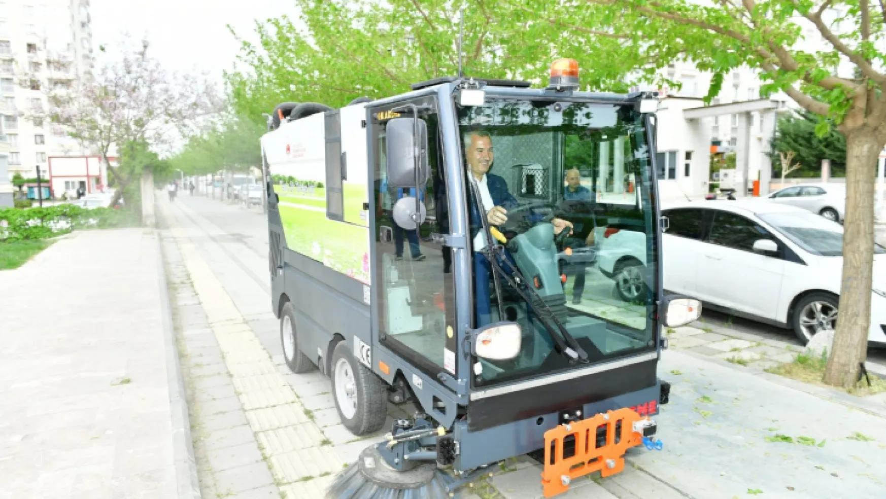 Yeşilyurt Belediyesi, Temizlik İşler Müdürlüğü Araç Filosuna Yol Süpürme Aracını da Ekledi