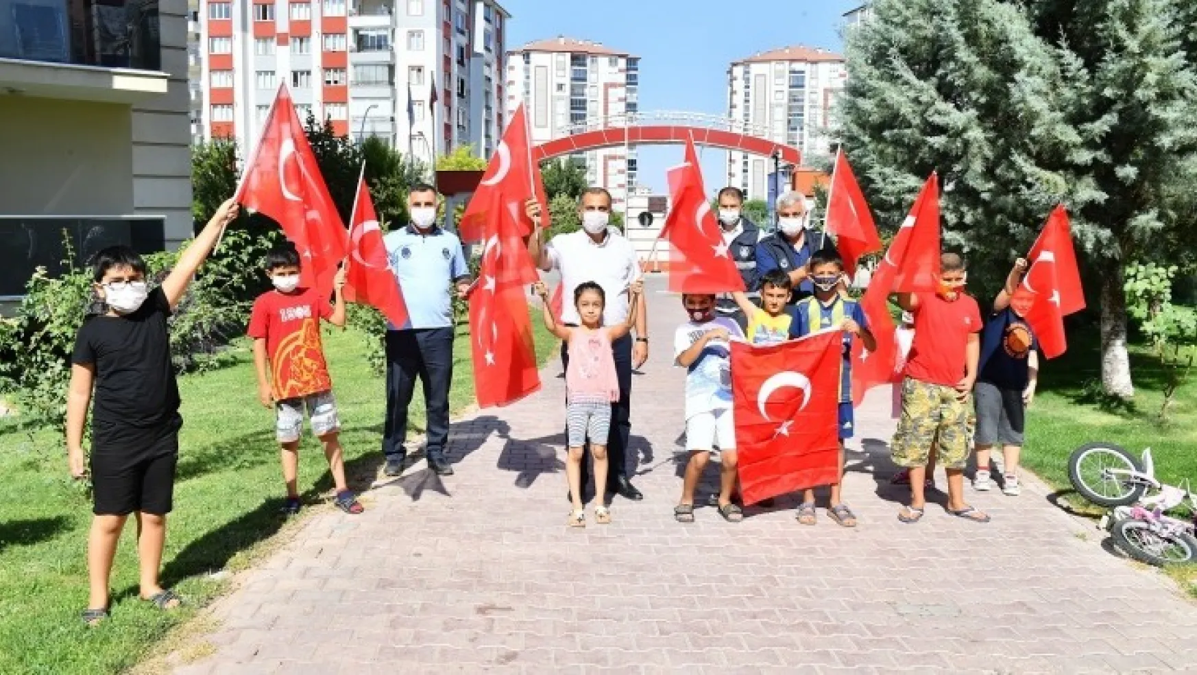 Yeşilyurt'umuzu Türk Bayraklarıyla Donatıyoruz
