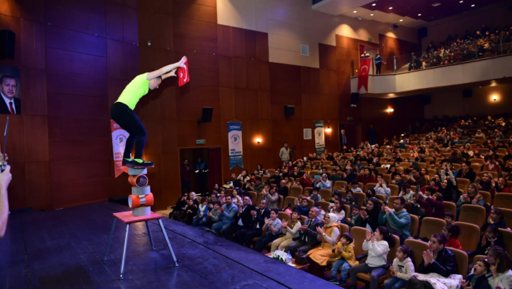 Yeşilyurt'un Mutlu Çocukları 'Yetenek Sirkiniz Cambaz Mihtat' Gösterisinde Doyasıya Eğlendi