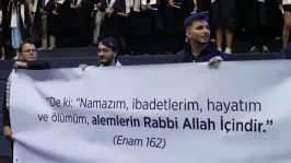 İTÜ mezuniyet töreninde açılan ayet 'laiklik' sloganlarıyla engellenmek istendi