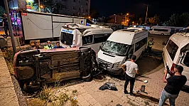 Kontrolden Çıkan Otomobil 3 Minibüse Çarparak Takla Attı