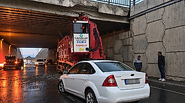 Vinç Köprüye Çarptı, Otomobil Arkadan Vurdu: 2 Yaralı