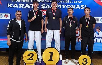 24 İlin Yarıştığı Karate Müsabakalarında Malatyalı Sporcu Zirvede