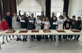 300 Öğrenci Satranç Turnuvasında Yarıştı