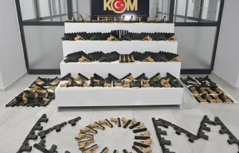 Adıyaman'da KOM ve İstihbarattan Ortak Operasyon: Bin Kurusıkı Tabanca Ele Geçirildi