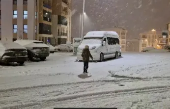 Altın Kayısı Bulvarı'nda Kar Çilesi