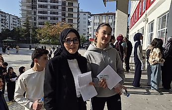 Anne Kızdan KPSS Mesaisi: Aynı Okulda Sınava Girdiler