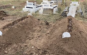Anne ve Oğlu Yan Yana Toprağa Verildi: Aile İki Acıyı Birden Yaşadı