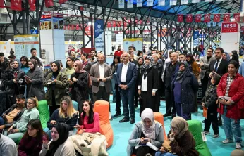 Başkan Sami Er, Kitap Fuarı'nda Yazar ve Vatandaşlarla Buluştu