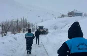 Battalgazi Belediyesi Ekipleri Sağlık Çalışanlarını İş Makinesiyle Hastaya Ulaştırdı