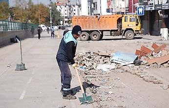 Battalgazi Belediyesi Konteynerlerin Kaldırıldığı Alanlarda Temizliği Sürdürüyor
