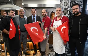 Battalgazi'de Cumhuriyet Coşkusu: Başkan Taşkın Vatandaşlara Türk Bayrağı Hediye Etti