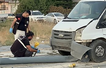 Battalgazi'de Feci Kaza: Kamyonet Yayaya Çarpıp Direği Kırdı
