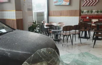 Battalgazi'de korku dolu anlar: Kadın sürücü dönerciye daldı