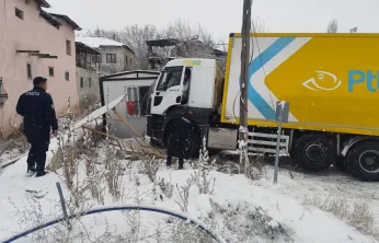 Buzlanan Yolda Kaza: PTT Kargo Aracı Yoldan Çıktı