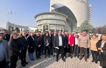 CHP'den Büyükşehir Belediyesi Önünde Kütüphane Açıklaması